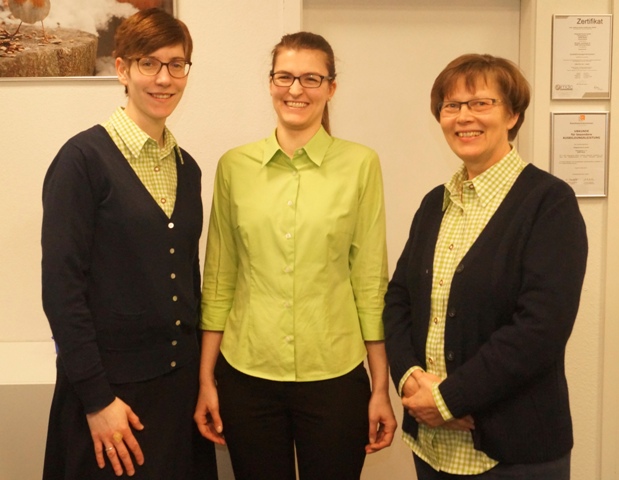 Das Dornis Team in Wedel, Marina Scheef (v.links), Ann-Kathrin Ruser und Inhaberin Monika Dornis erwarten die Kunden in neugestalteten Räumlichkeiten am Rosengarten.