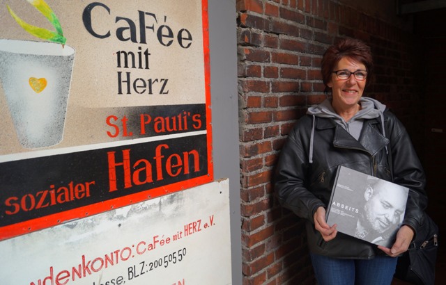 Mit ihrem Buch "Abseits" unterstützt Susanne Groth die Arbeit des CaFées mit Herz St. Paulis sozialen Hafen für bedürftige und obdachlose Menschen. Foto: Danehl