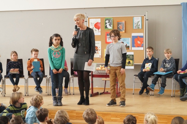 Schulleiterin Susanne Bechler präsentierte zudem die Landessieger der Matheolympiade der dritten Klassen Pia und Felix.
