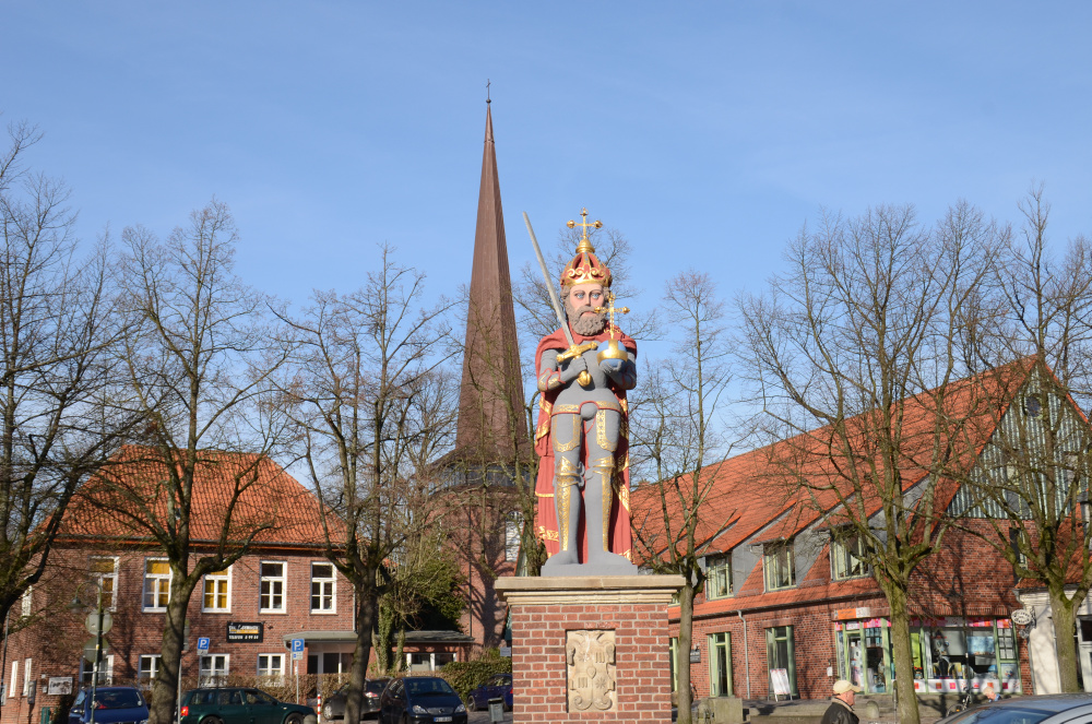 Blick auf Roland mit Kirche im Hintergrund