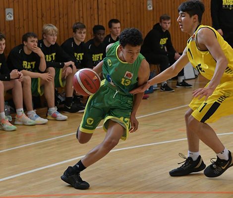 Ein junger Basketballer im Dribbling