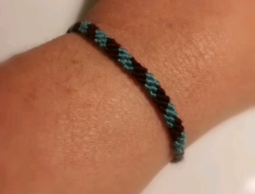 Bild eines von Lia selbst hergestellten Armbandes.
