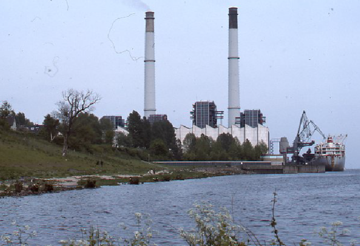 Tinsdaler Weg 146 - Turbinenhalle und jeweils vier Trafokammern und Portalmasten des Kraftwerkes Wedel